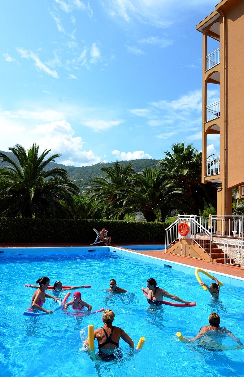 residenceorchidea_pietraligure_piscina_panorama